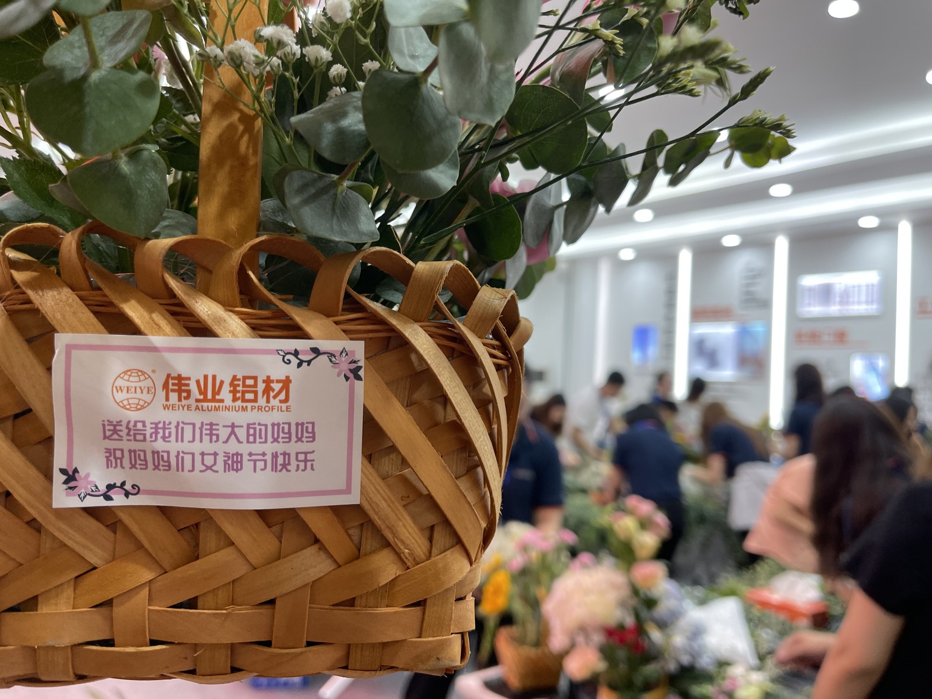 F6福鹿会铝材 | 送她小花花，，，把爱给妈妈